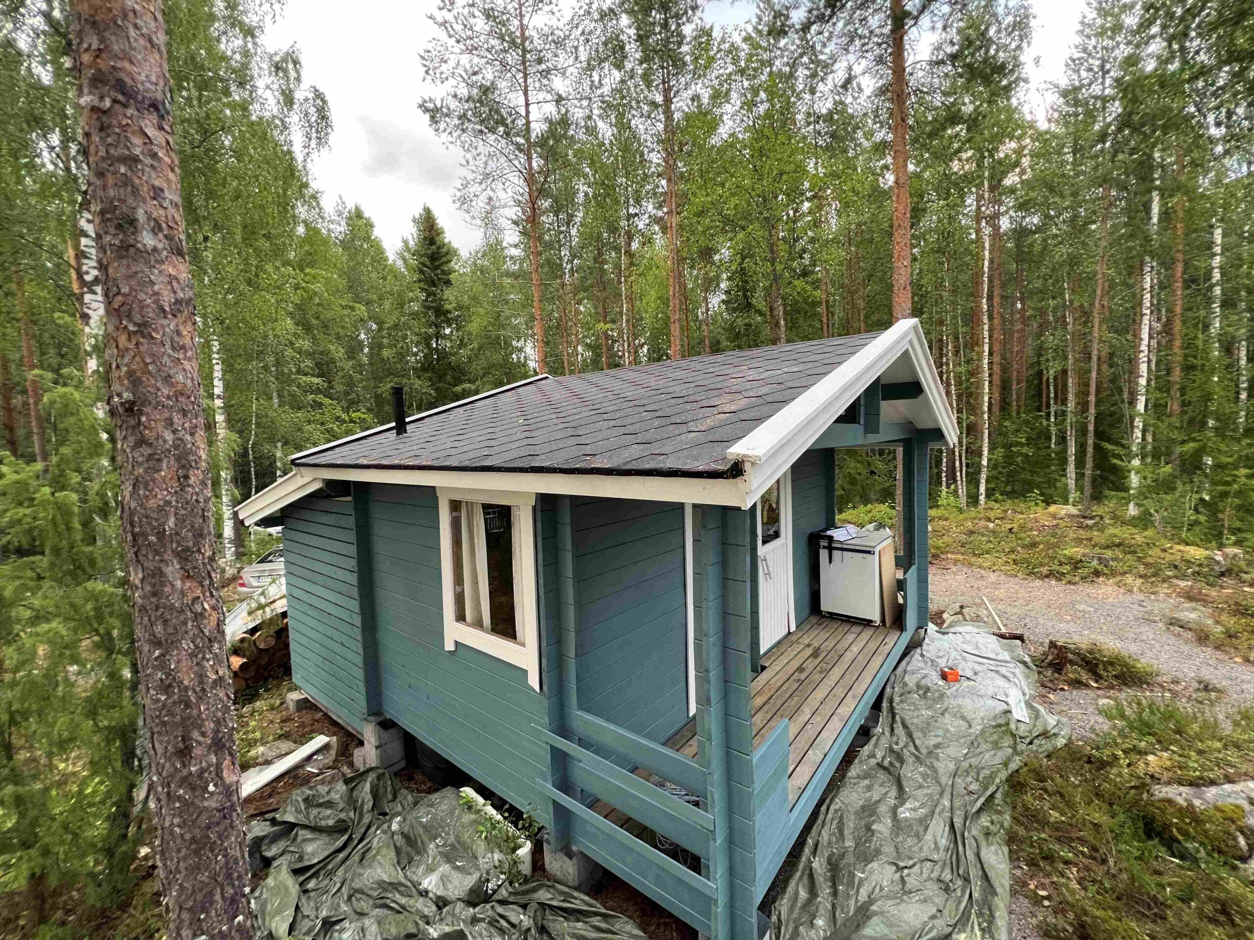 Teplarin remontoima huopakatto maalauksen yhteydessä