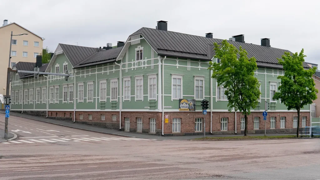 Jyväskylän Vanha Ortopedia rakennus maalausliike Teplar Oy:n toteuttaman maalauksen ja ulkoverhousremontin jälkeen.