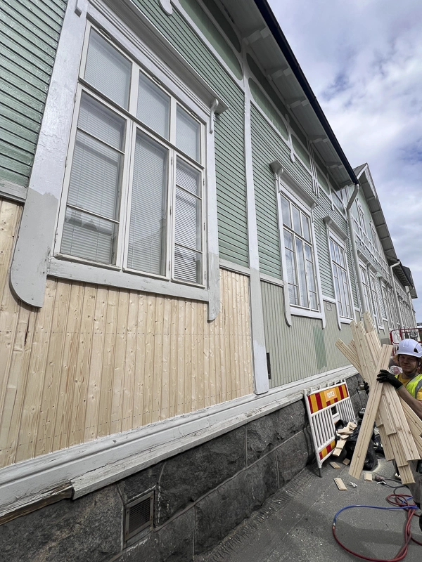 Teplar Oy suorittamassa ulkoverhousremonttia JYväskylän keskustassa ennen maalausta